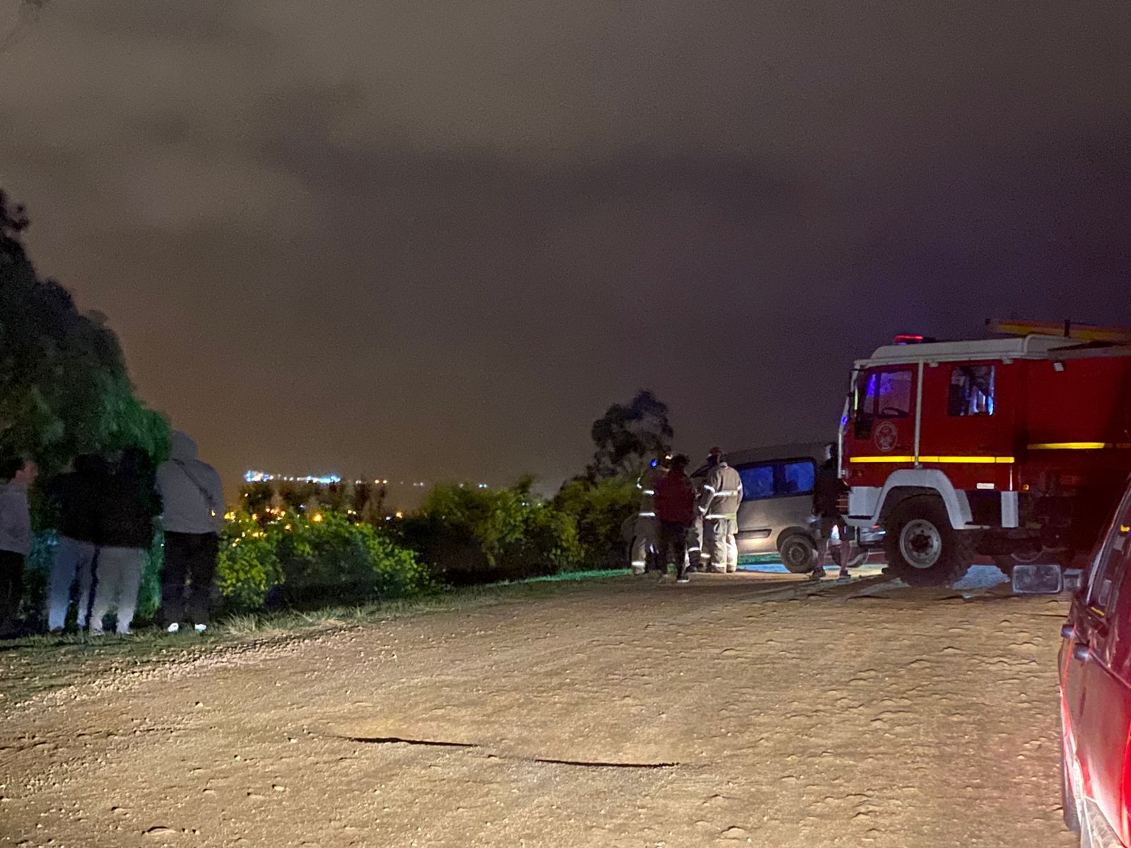 Una Kangoo cayó en "El Mirador" y fue rescatada por los bomberos