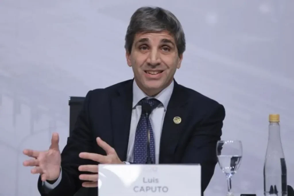 Luis Caputo anunció las primeras medidas del Plan Motosierra: el dólar oficial pasará a cotizar 800 pesos