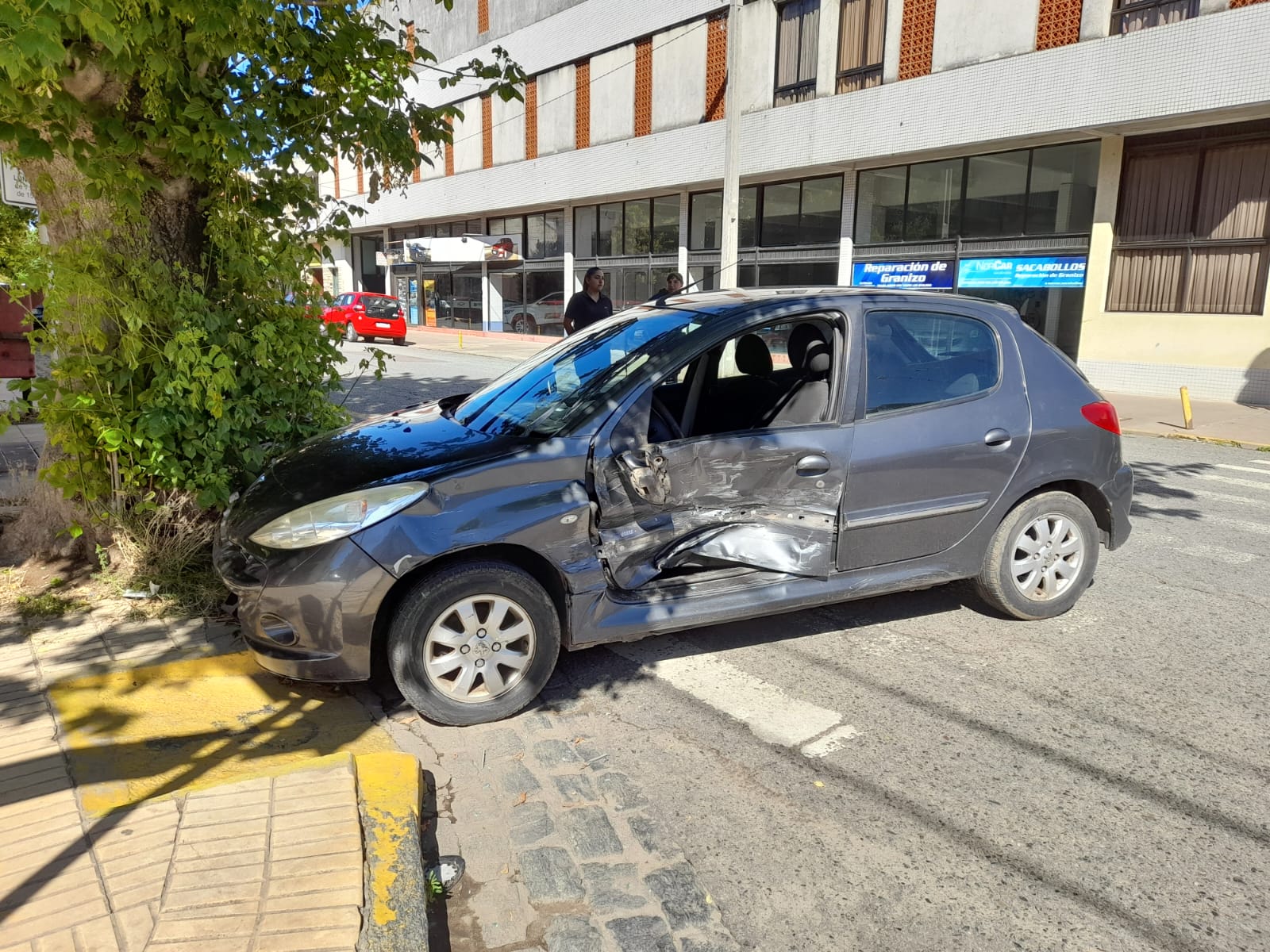 Accidente en 19 y 16: Conductor trasladado al Hospital Municipal