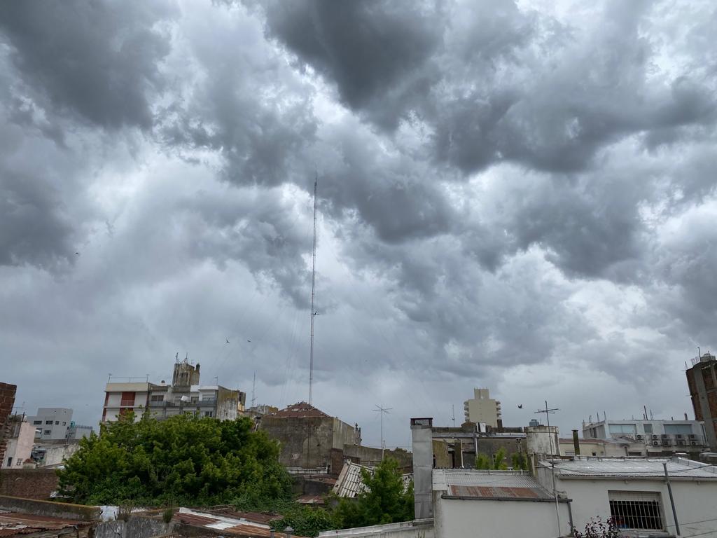 Aviso Meteorológico: Se esperan tormentas fuertes con lluvias intensas, ráfagas y posible caída de granizo