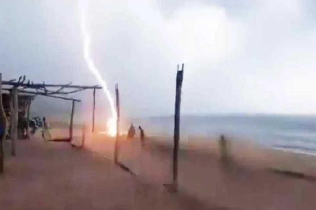 Un rayo mata a una mujer y deja siete heridos en playa de Brasil