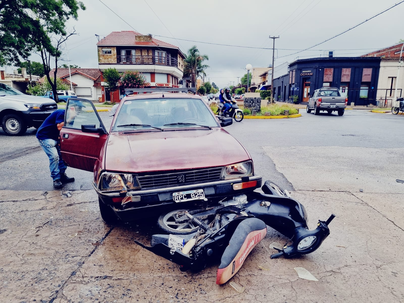 Colisión entre auto y moto: una mujer herida