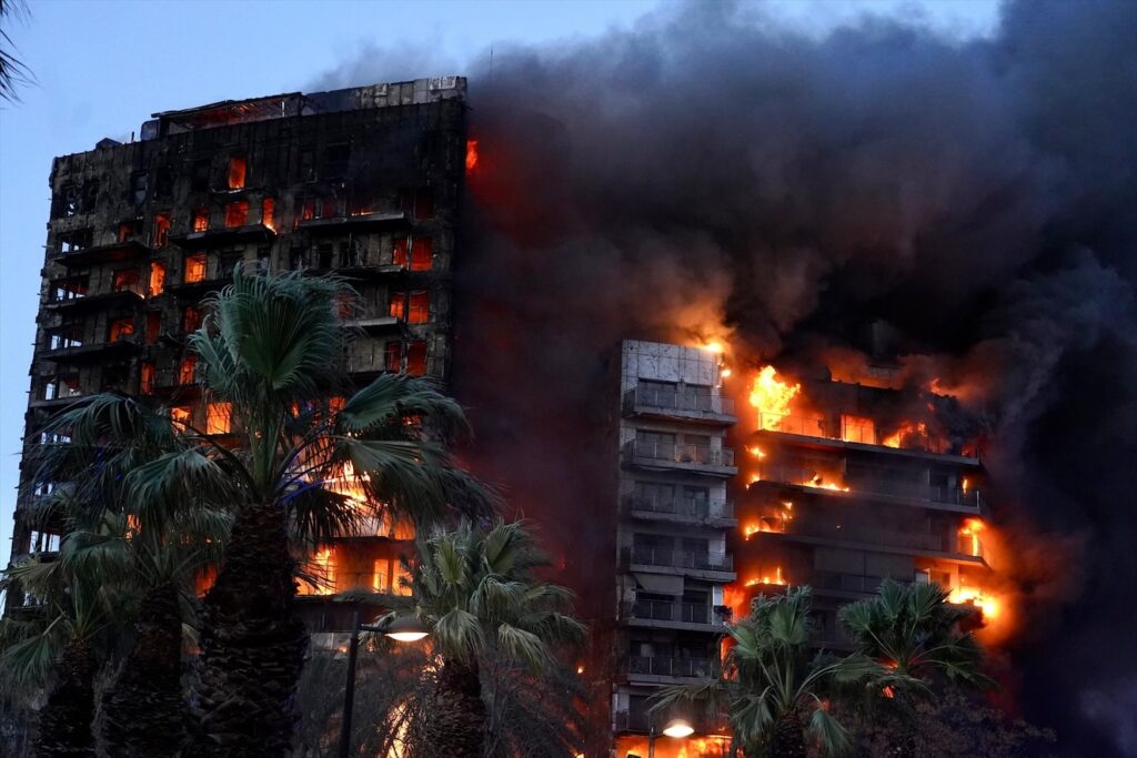 Ascienden a diez los muertos tras un voraz incendio en un edificio en Valencia