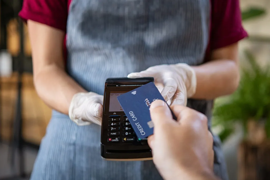 Cómo es la nueva forma para pagar con tarjetas de crédito y débito