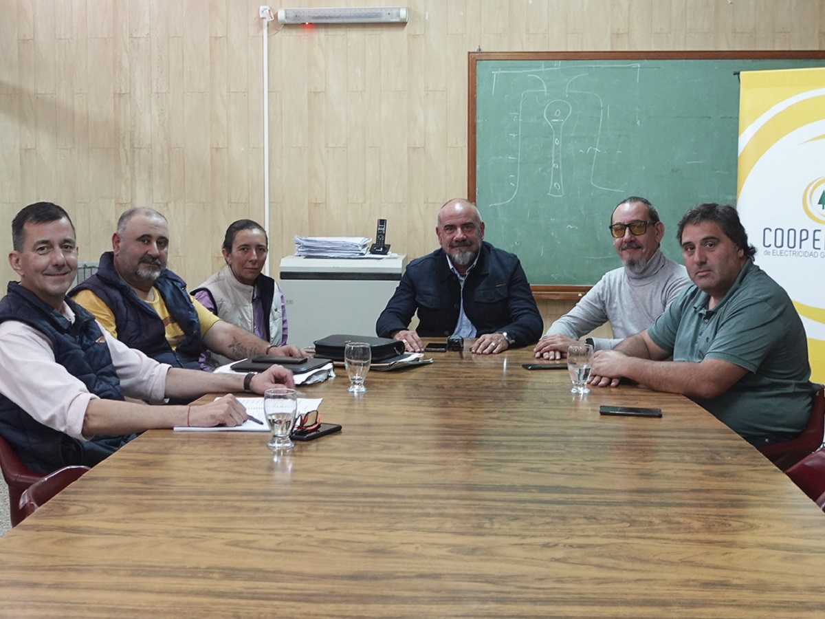 El presidente de la Cooperativa de Electricidad mantuvo reunión con delegados de Los Pinos  y San Agustín