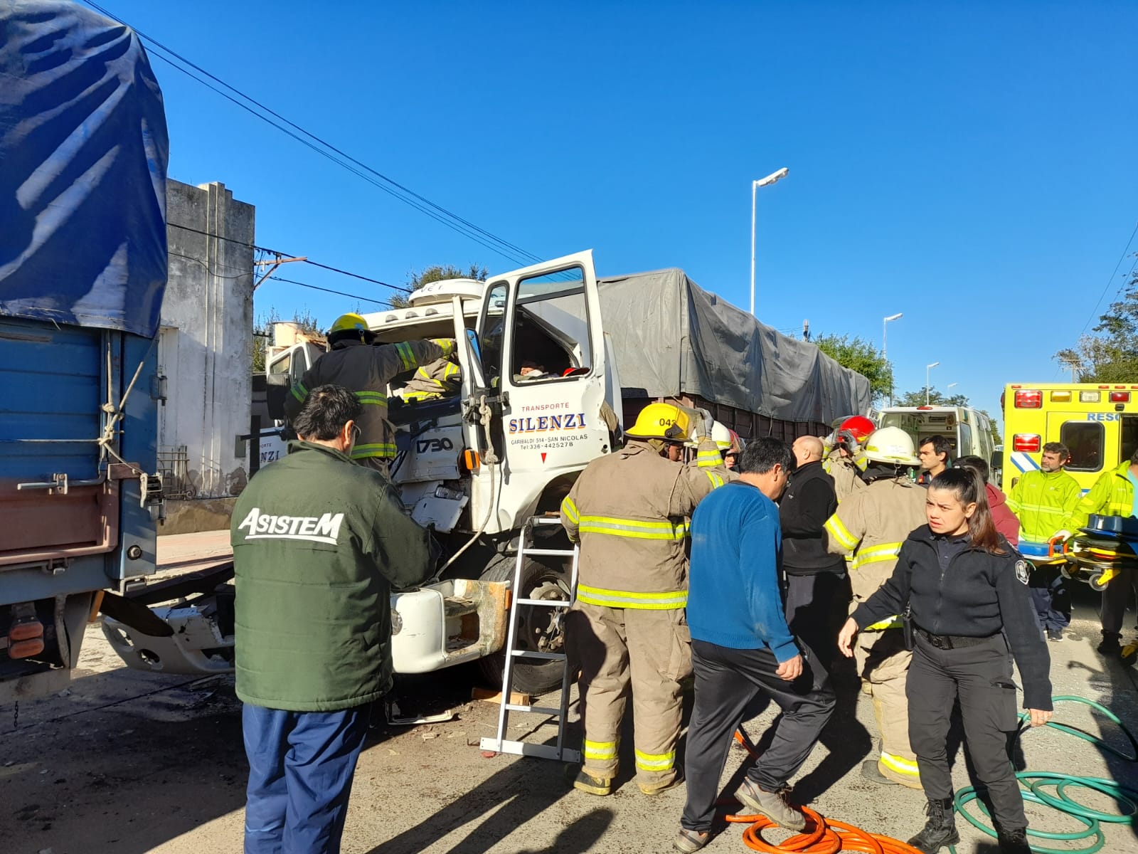 Accidente entre dos camiones deja a un conductor atrapado en Avenida Caseros y 11