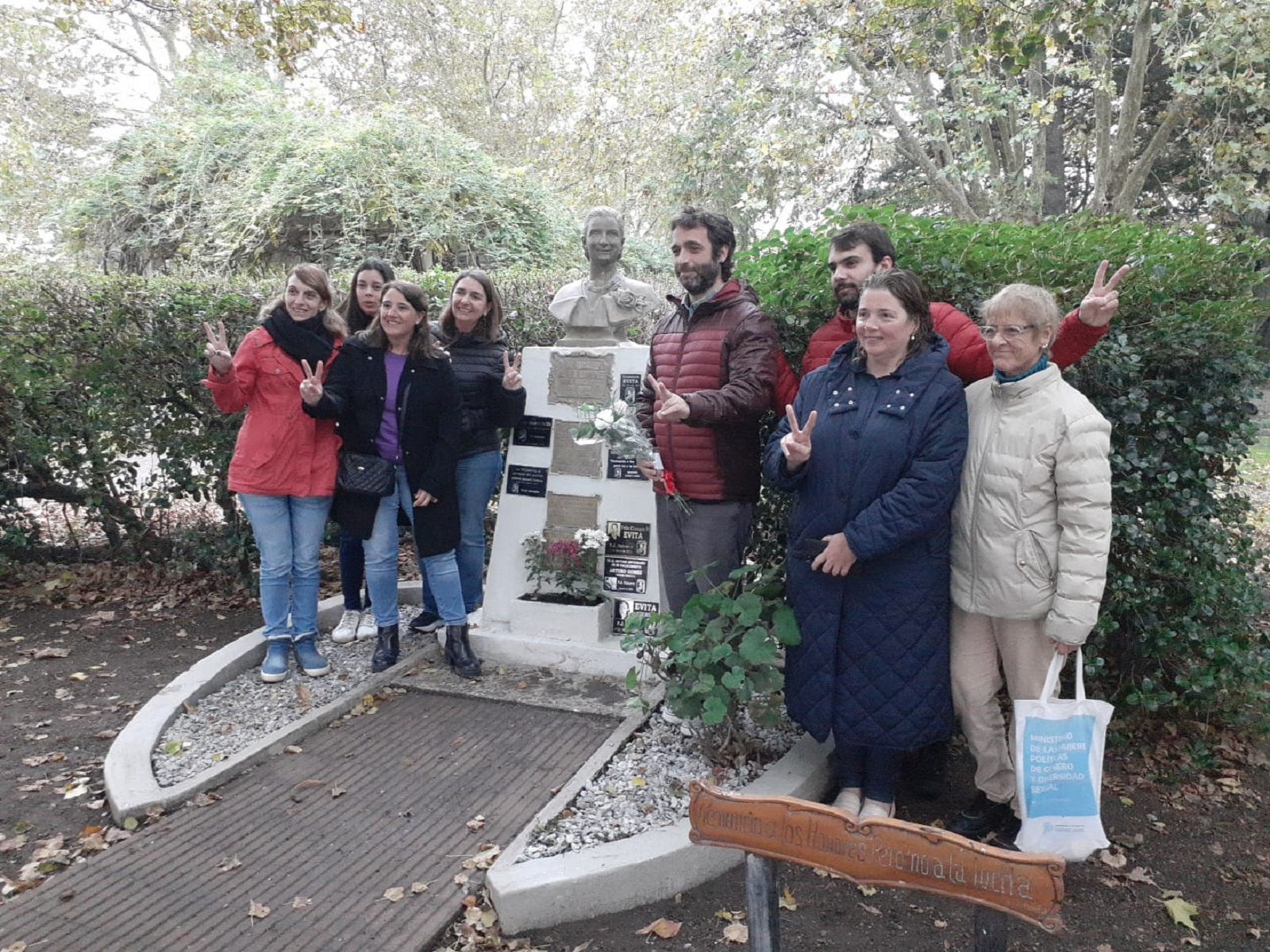 Colocaron ofrenda floral en busto de Eva Perón a 105 años de su nacimiento