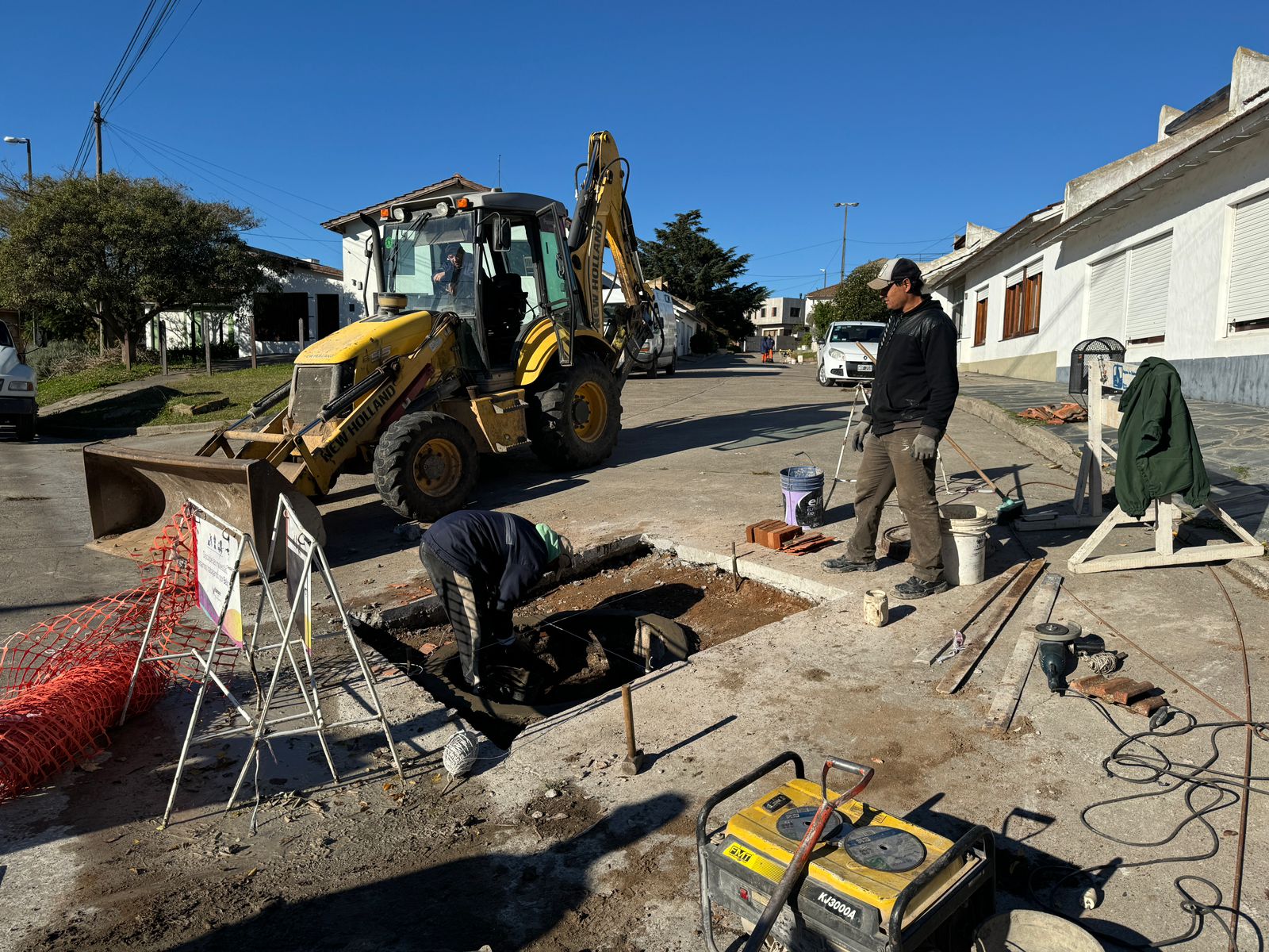 Trabajos de cloacas y reparación de pavimento en el Barrio Apinta