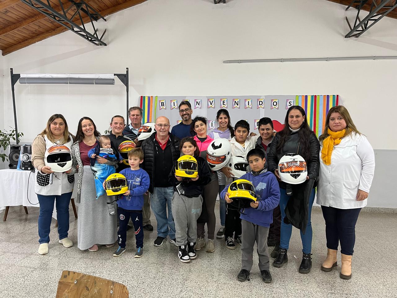 Entregaron en la Escuela N° 19 de Los Pinos, los cascos donados por Manuel Andújar