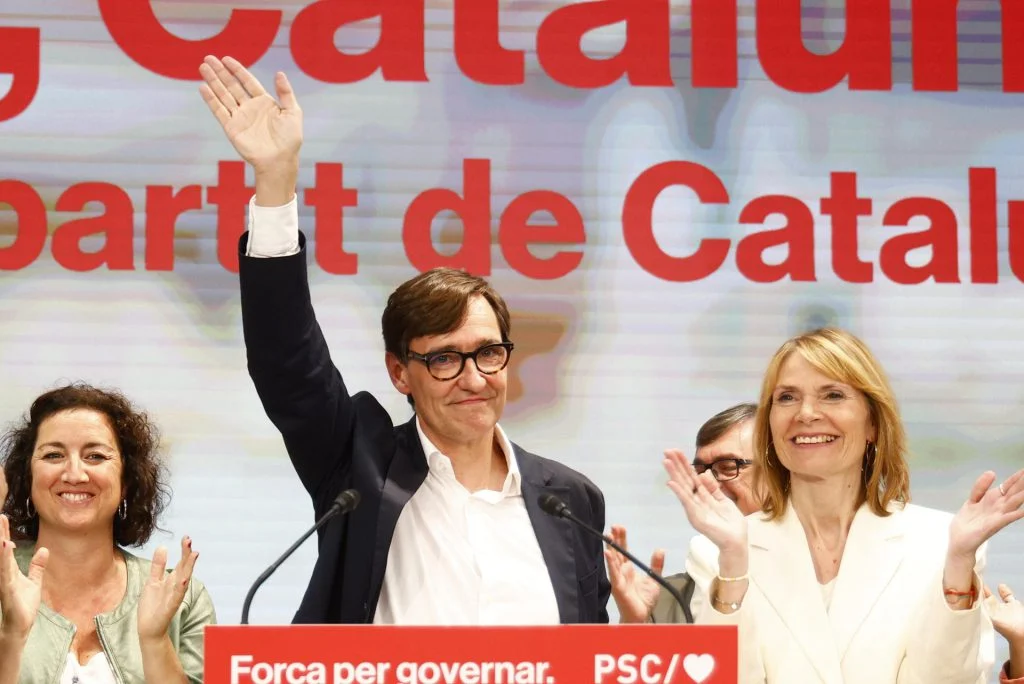 Socialistas españoles celebran una “nueva era” en Cataluña, apoyo separatista disminuye en elecciones