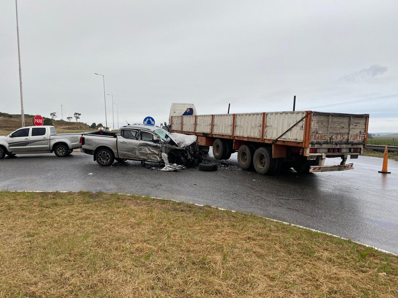 Accidente en la Ruta Nacional 226 entre una camioneta y un camión