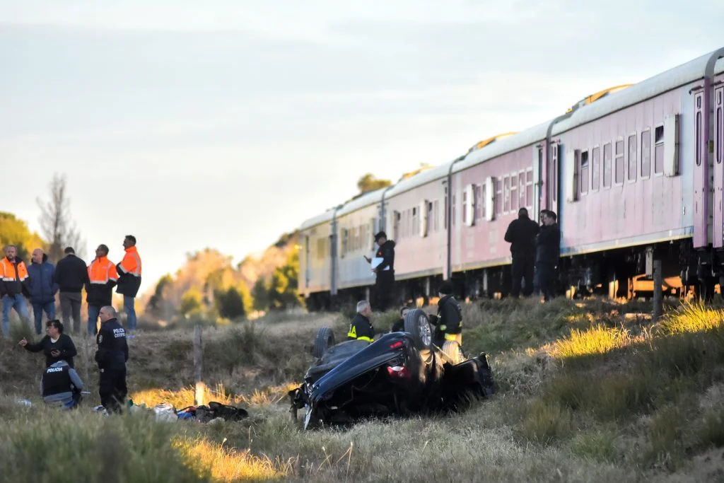 El tren a Buenos Aires embistió un auto en El Sosiego y murió una menor